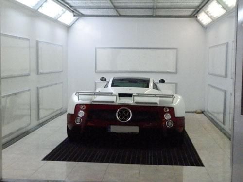 Automóvil deportivo en cuarto de pintura